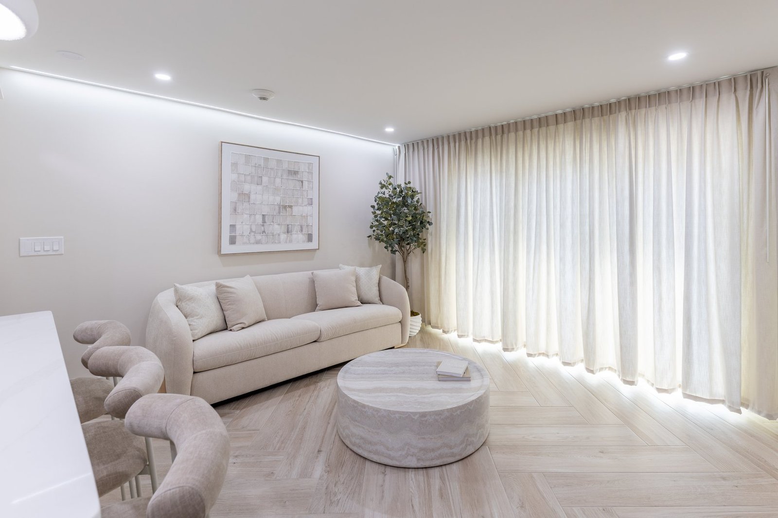 Airy suite living room